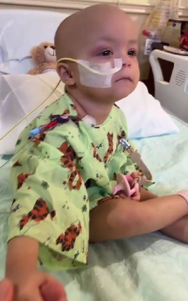 Laurinha, 5 anos, em tratamento contra neuroblastoma